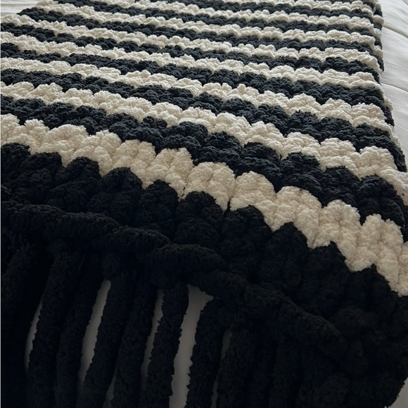 NEW Handmade Queen Chunky Bed Runner or Wrap Blanket Ivory Black Fringe - Picture 3 of 3